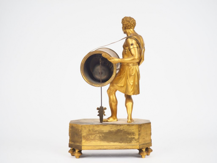 Pendule fin XVIIIème début XIXème en bronze doré à décor d'esclave jou
