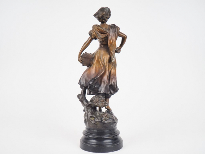 MADRASSI. "carmen" Sculpture en régule polychrome. H. 39 cm