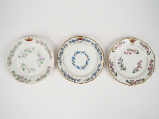 Vente aux enchères 3 différentes séries d'assiettes en porcelaine de Paris, à décor de fl