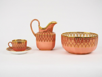 Vente aux enchères Jatte, verseuse, 5 tasses et sous tasses en porcelaine Restauration à 