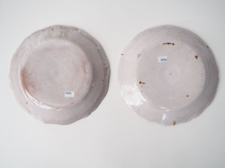 Paire d'assiettes Restauration en faience polychrome à décor de devise