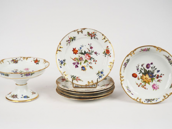 5 assiettes et 2 compotiers Restauration en porcelaine de Paris, à déc