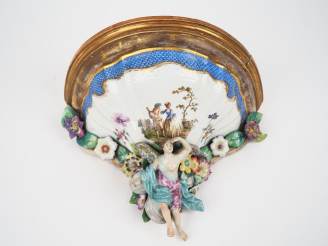 Vente aux enchères Sellette XIXème en porcelaine polychrome de Saxe à décor en relief d'a