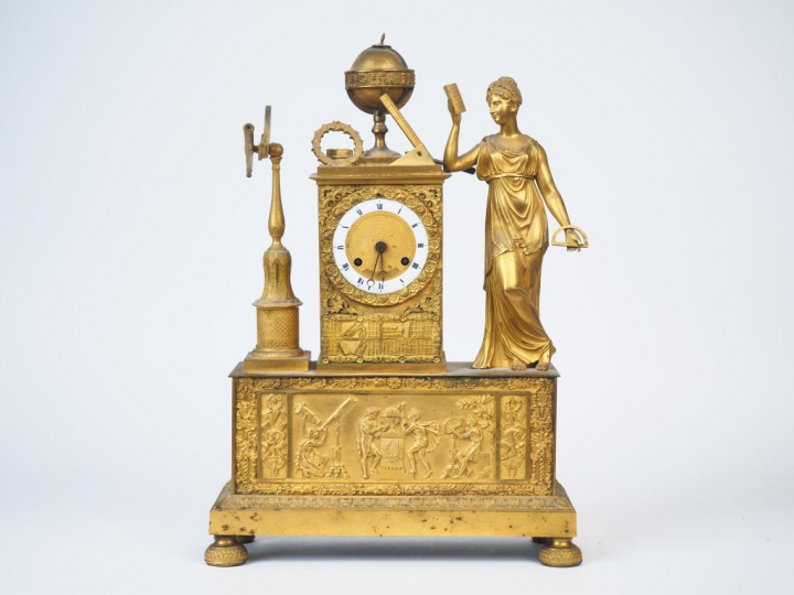 Pendule Directoire en bronze doré figuant une allégorie de la géograph