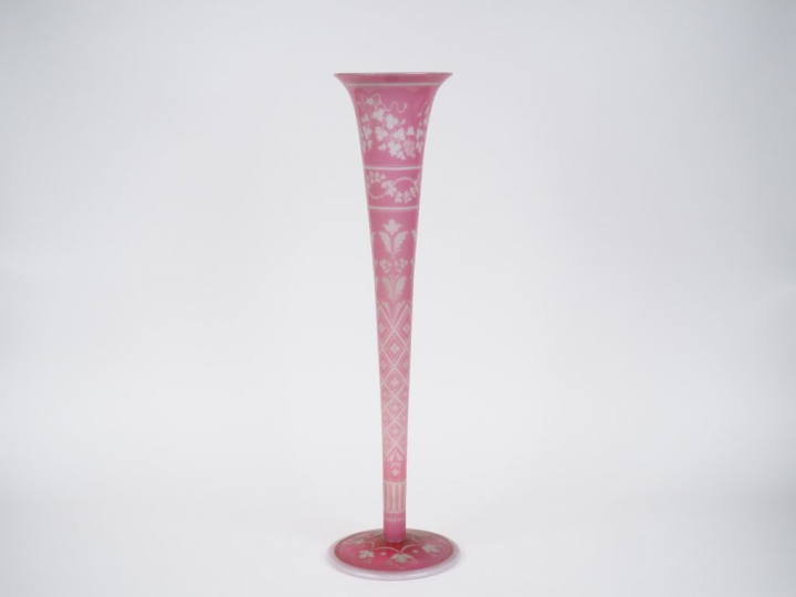 Grand vase cornet en opaline rose et blanche, à décor de fleurs, de fe