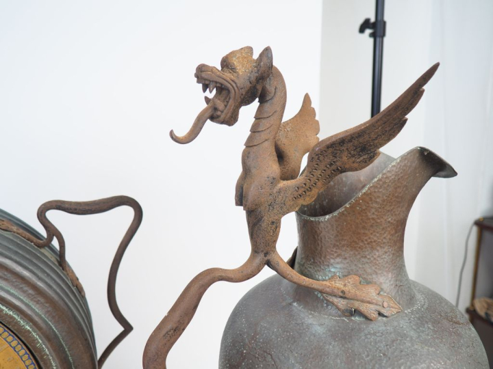 Devanture de pharmacie en cuivre martelé et peint comprenant : une pen