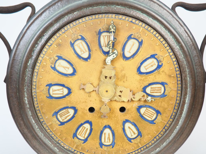 Devanture de pharmacie en cuivre martelé et peint comprenant : une pen