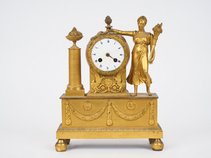 Pendule Directoire en bronze doré à décor d'une allégorie de l'abondan