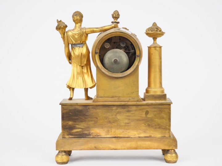 Pendule Directoire en bronze doré à décor d'une allégorie de l'abondan