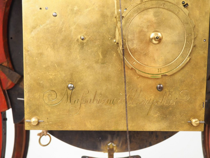 Cartel Louis XV en bois doré, avec son support, cadran en partie émail
