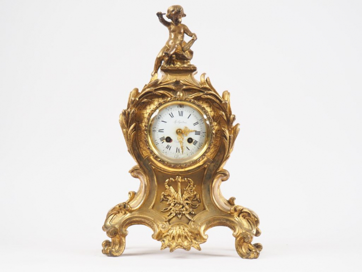 Cartel de style Louis XV en bronze doré, à décor d'amour, de trophée, 