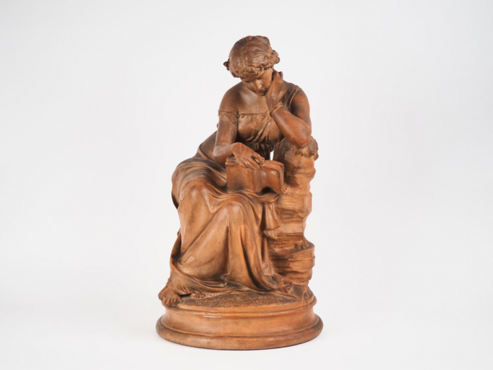 CHATROUSSE.  "jeune fille romantique à la lecture"  Sculpture en terre