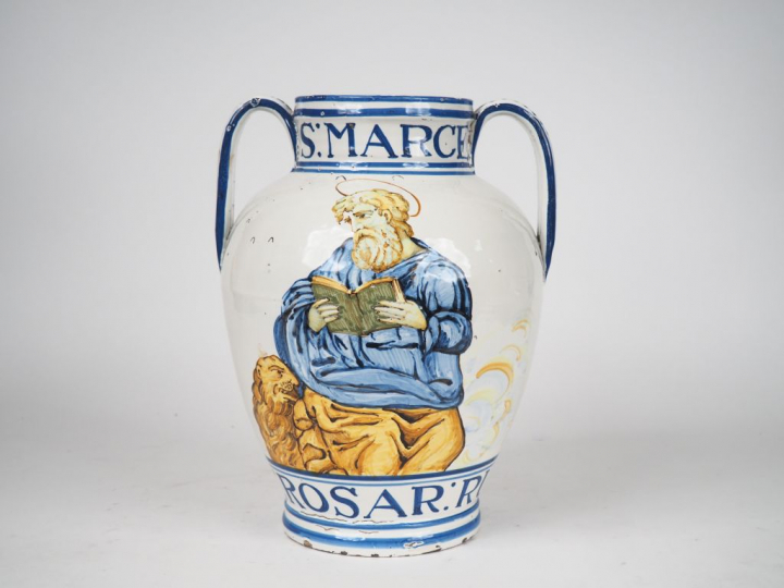 Vase à anses XIXème en faience italienne à décor polychrome figurant S