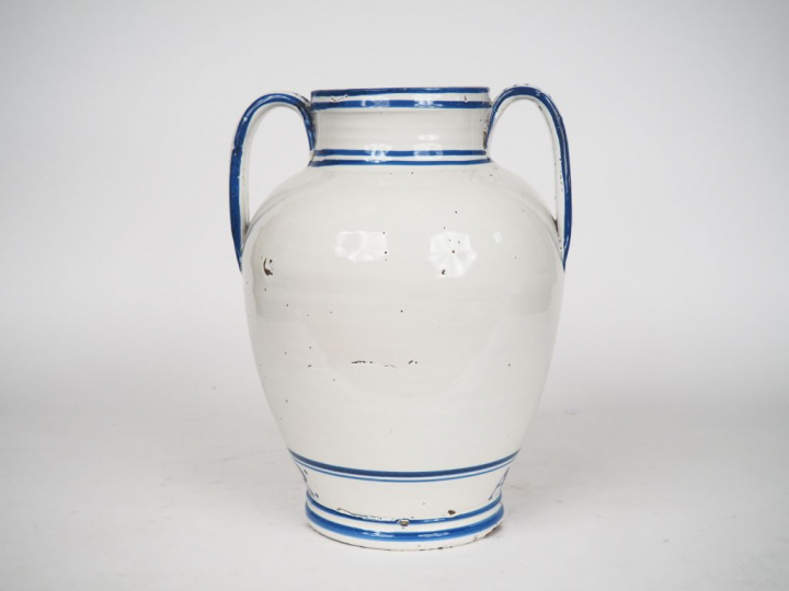 Vase à anses XIXème en faience italienne à décor polychrome figurant S