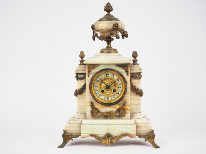 Pendule borne Napoléon III en onyx et métal doré. Dim. 48 x 32 cm