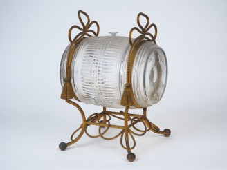 Vente aux enchères Cave à liqueur Napoléon III en verre et métal doré en forme de tonneau