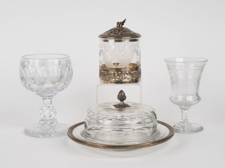 un mazagran en cristal taillé  un verre tulipe en cristal gravé à déco