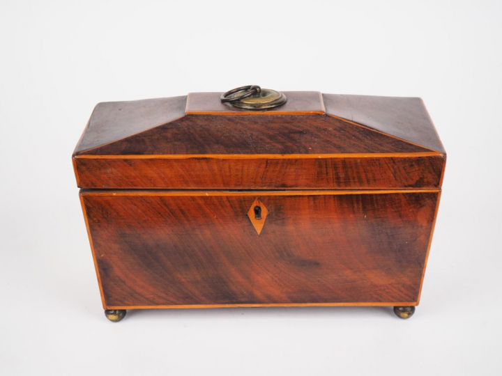 Boite à thé Charles X en placage d'acajou fileté de citronnier. Dim. 1