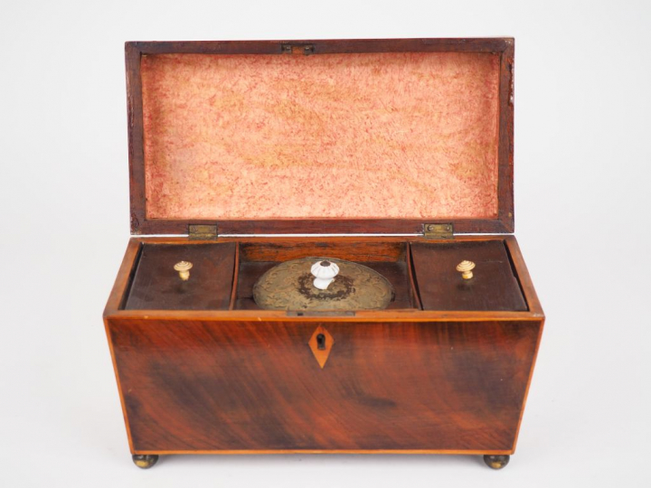 Boite à thé Charles X en placage d'acajou fileté de citronnier. Dim. 1