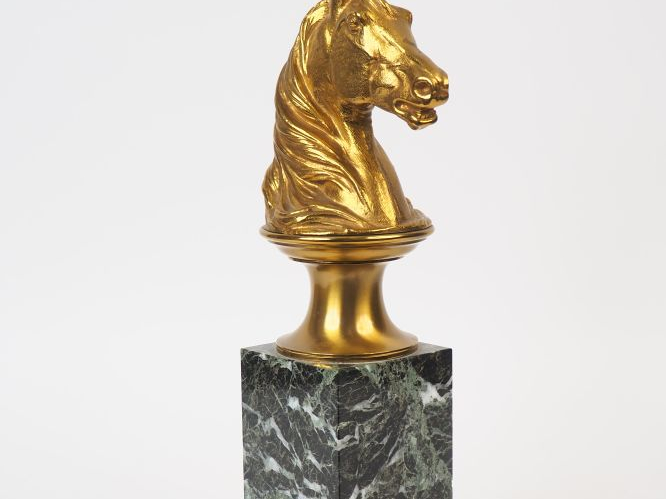 Maison CHARLES. Lampe en bronze doré, tôle et marbre vert, à décor de 