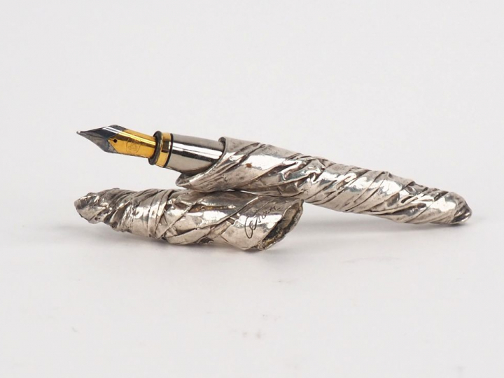 CESAR.  Stylo en bronze argenté  Signé et numéroté 0354