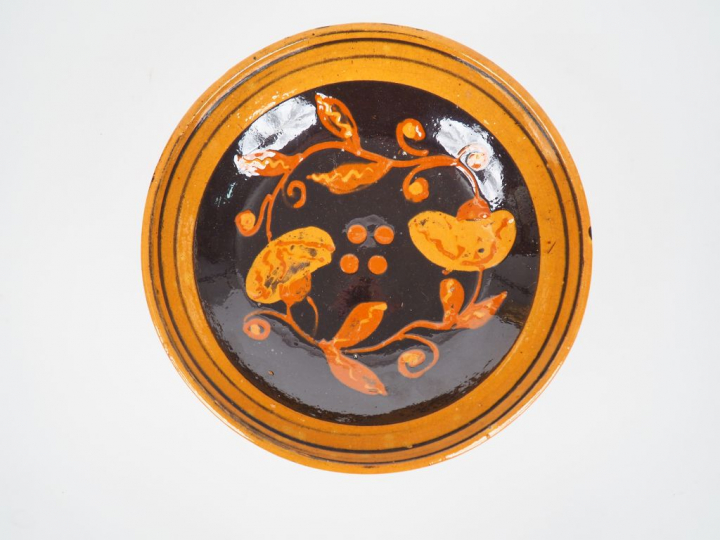 PRIMAVERA. Coupe sur talon en céramique polychrome, à décor de feuilla