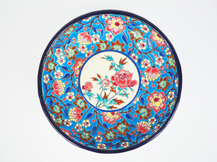 LONGWY. Coupe sur talon à décor d'émaux polychromes. Diam. 27 cm