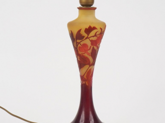 Vente aux enchères GALLE.  Pied de lampe en verre à décor gravé en camée et à l'acide de 