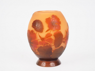 Vente aux enchères GALLE.  Vase ovoide en verre à décor gravé en camée et à l'acide de ca