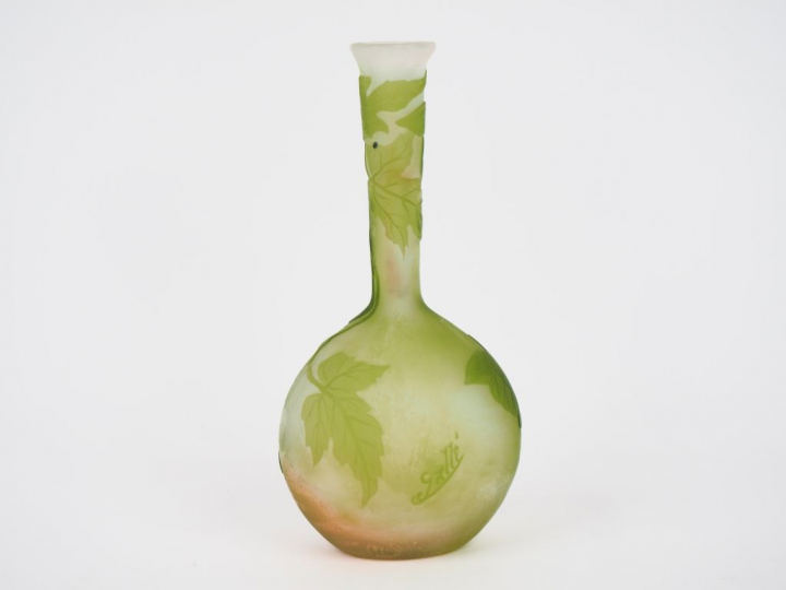 GALLE.  Vase ovoide en verre à décor gravé en camée et à l'acide, de f