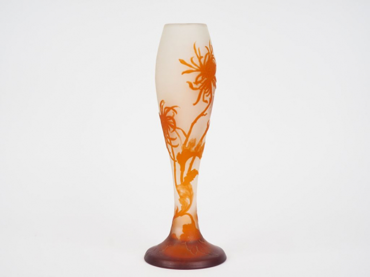 GALLE.  Vase en verre à décor gravé en camée et à l'acide de tokyos or