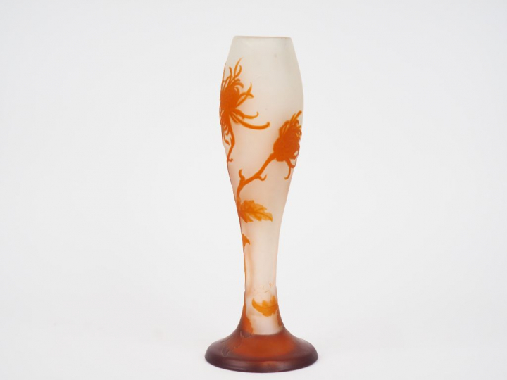 GALLE.  Vase en verre à décor gravé en camée et à l'acide de tokyos or