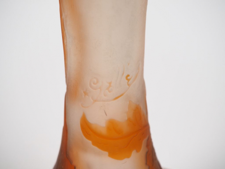 GALLE.  Vase en verre à décor gravé en camée et à l'acide de tokyos or