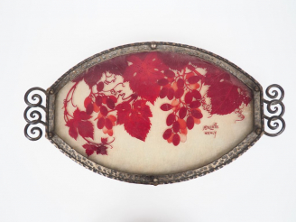 Vente aux enchères DELATTE à Nancy. Plateau Art Déco en verre à décor gravé en camée à l'