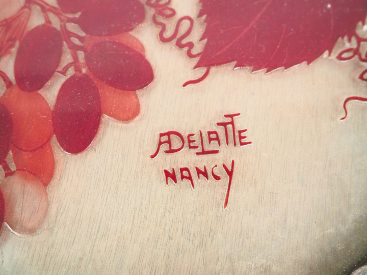 DELATTE à Nancy. Plateau Art Déco en verre à décor gravé en camée à l'