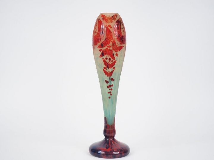 LE VERRE FRANCAIS. Vase ovoide "papillon"  Signé H. 46 cm (manque la b