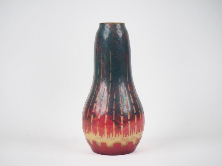 LE VERRE FRANCAIS.  Vase Art Déco en verre polychrome.  Signature au b