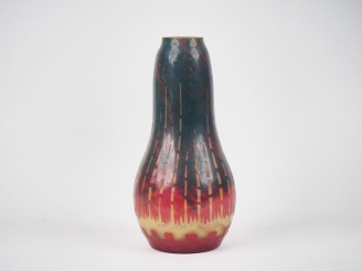 Vente aux enchères LE VERRE FRANCAIS.  Vase Art Déco en verre polychrome.  Signature au b