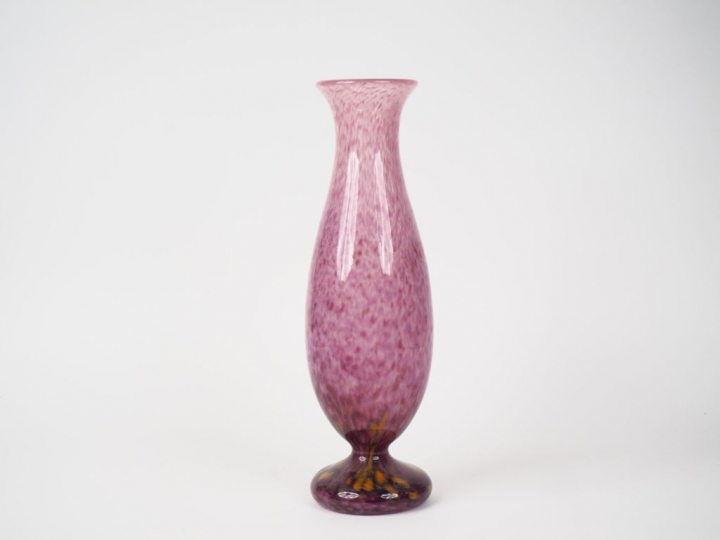 SCHNEIDER. Vase ovoide en verre marbré mauve. H. 40,5 cm