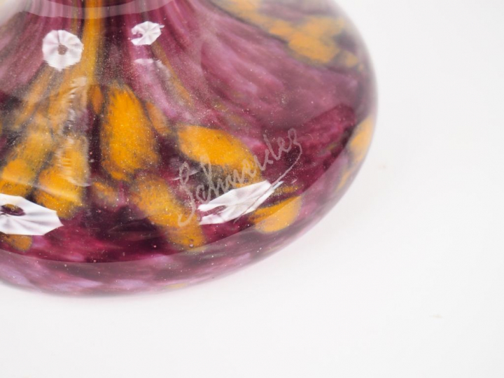 SCHNEIDER. Vase ovoide en verre marbré mauve. H. 40,5 cm