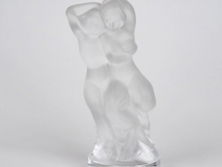 LALIQUE France. Groupe en cristal moulé "couple de personnages" Signé 