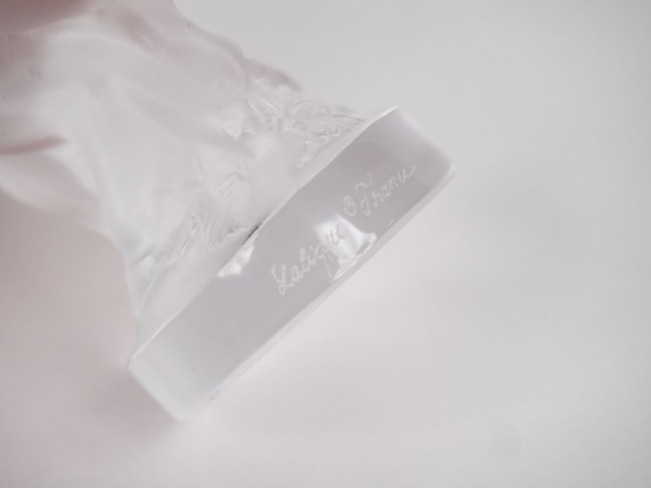 LALIQUE France. Groupe en cristal moulé "couple de personnages" Signé 