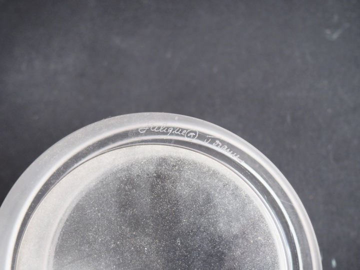 LALIQUE France. Poudrier en cristal Signé Dim. 5,5 x 8,5 cm