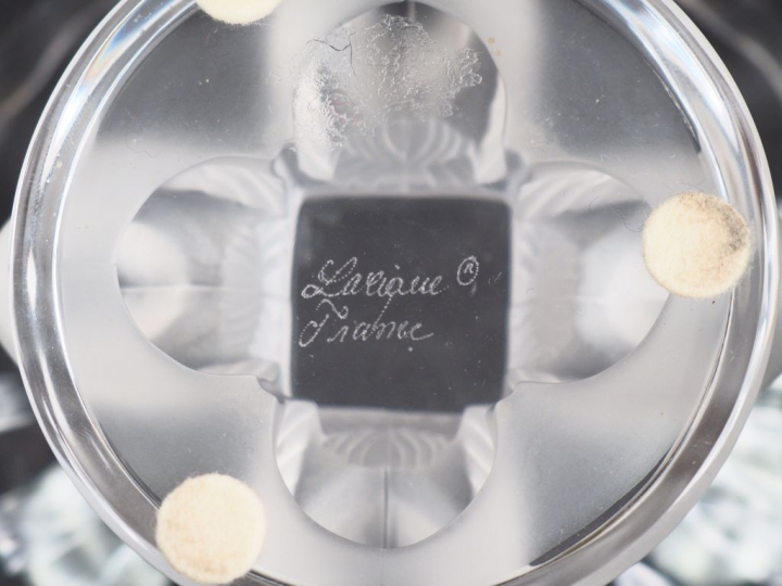 LALIQUE France. Coupelle en cristal le pied à décor de quatre moineaux