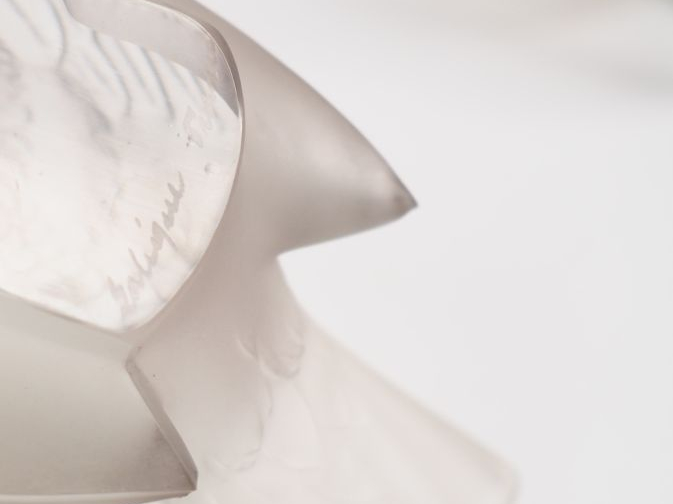 LALIQUE France. 3 différents oiseaux en cristal moulé (égrenures). Sig