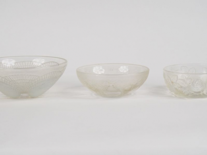 LALIQUE.  Coupe en verre en partie opalescent à décor de coquilles. On