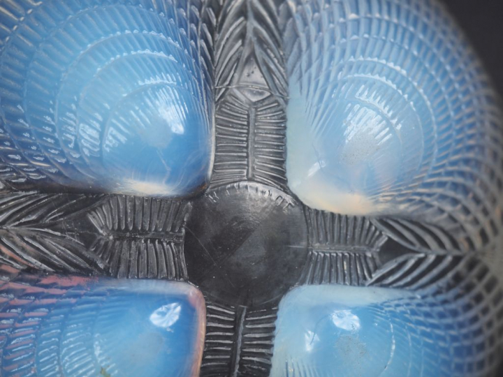 LALIQUE.  Coupe en verre en partie opalescent à décor de coquilles. On