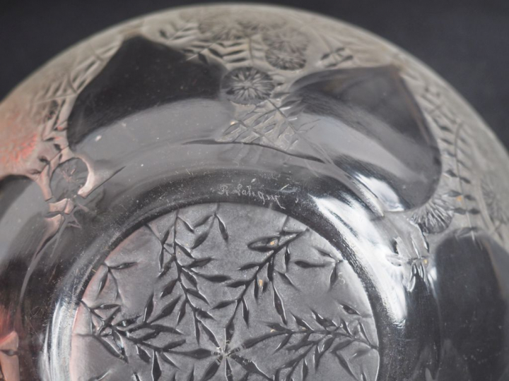 LALIQUE.  Coupe en verre en partie opalescent à décor de coquilles. On