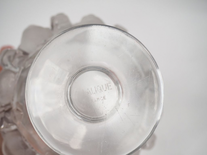 Cendrier Art Déco en verre en partie opalescent à décor de fleurs. Dia