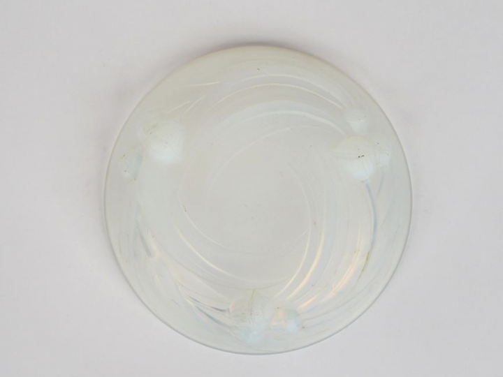 ETLING. Coupe Art Déco en verre opalescent à décor de fleurs et de feu